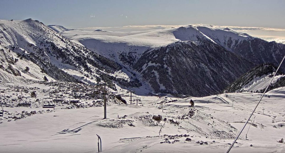 Vallter2000's tweet photo. A partir d'aquest dissabte 13 d'abril, les pistes tornen a estar obertes.⚠❄Les darreres nevades han deixat gruixos de neu suficients per a poder obrir l’estació parcialment i garantir l’esquí, durant aquests dies de Setmana Santa. 👉 https://t.co/b4qy1xNYA4
#Vallter2000 https://t.co/Rmy577SDcs