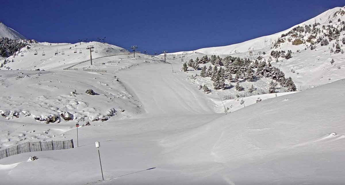 Vallter2000's tweet photo. A partir d'aquest dissabte 13 d'abril, les pistes tornen a estar obertes.⚠❄Les darreres nevades han deixat gruixos de neu suficients per a poder obrir l’estació parcialment i garantir l’esquí, durant aquests dies de Setmana Santa. 👉 https://t.co/b4qy1xNYA4
#Vallter2000 https://t.co/Rmy577SDcs