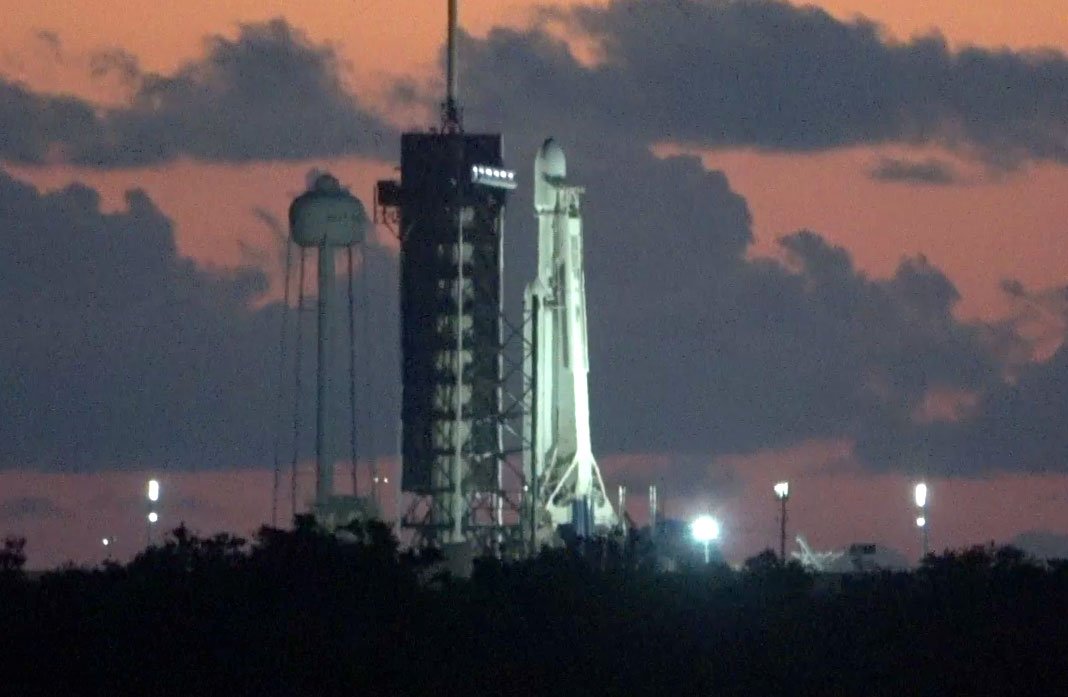 Good morning from Kennedy Space Center where the Falcon Heavy stands on pad A awaiting its next launch attempt. Spaceflight Now will have full coverage: spaceflightnow.com/2019/04/10/liv…