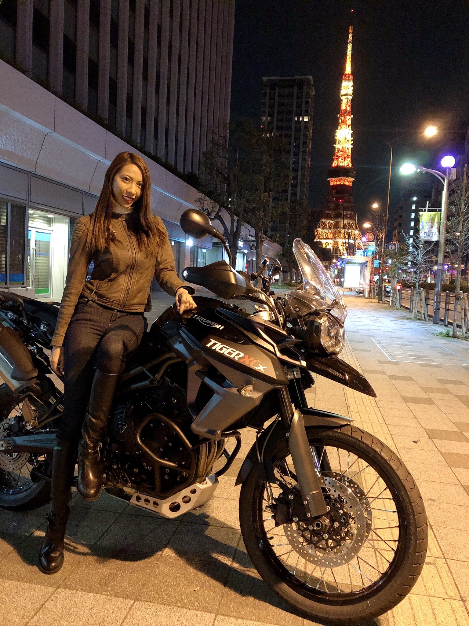 かみら En Twitter 東京タワーとタイガー800 深夜3時 お昼は人通りが多いけどこの時間はだれもいないからいい感じ バイク バイク女子 ツーリング ナイトツーリング オートバイ T Co 6j4et6eijq Twitter