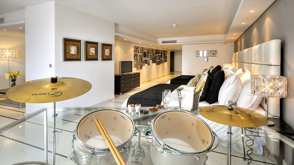 Nicht nur Bands und Musiker fühlen sich in der schallgedämmten #Rockstar - Suite auf #Malta pudelwohl. Zwei Doppelbetten, echte #Drums als Schreibtisch und die zimmereigene #HallofFame machen das Hotel-Studio zum Spot für Kreative. bit.ly/2Idht5R