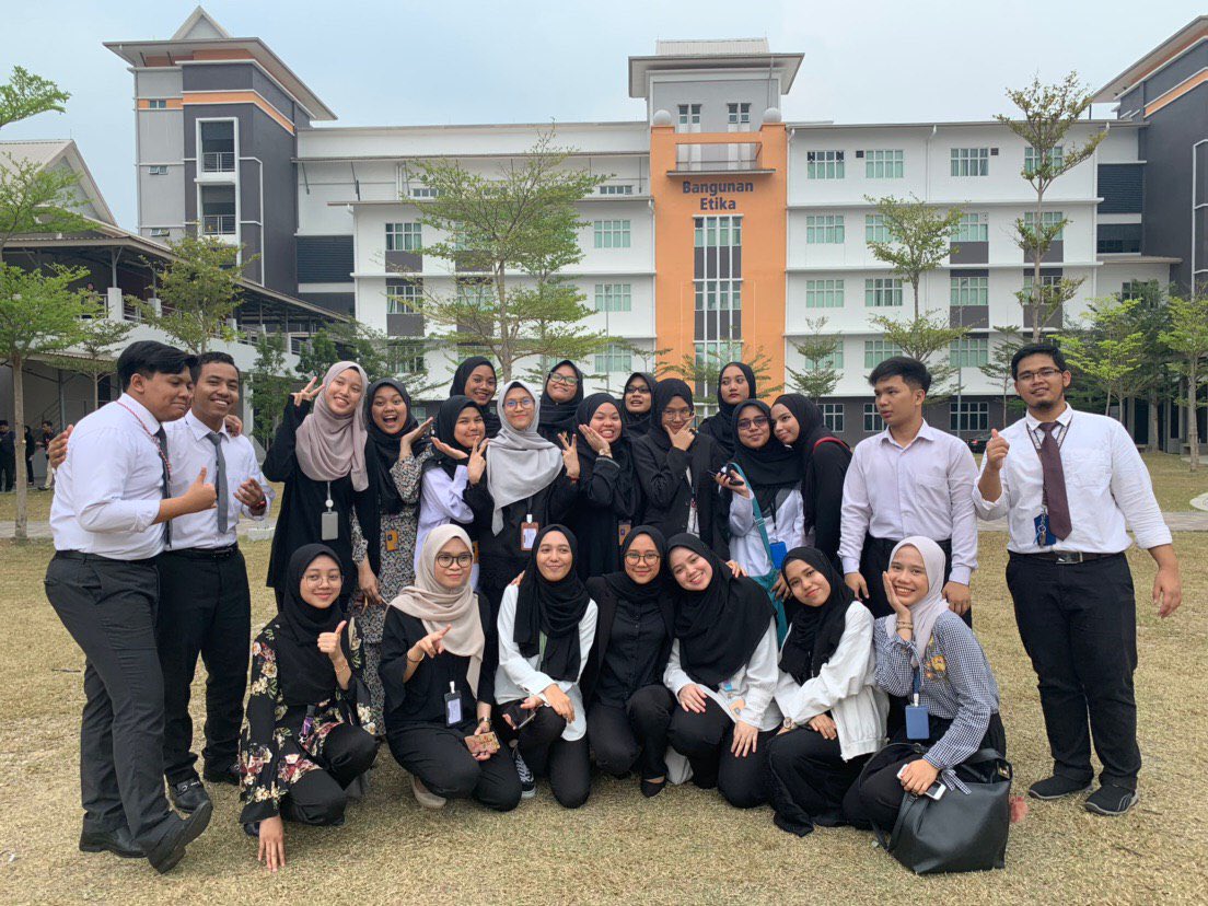 ysminnnx's tweet photo. - b4 start sem 2 selalu fikir yang I can’t survive sebab kena pindah class.... tapi dengan izin Dia, Alhamdulillah ; U1 is one of the best class i ever have. Thankyou sebab tak pernah penat layan bodoh aku, thankyou for everything, I’ll miss you guys so much!!!!💝 #orait🤪👌🏻 https://t.co/89ZMZFT6zD