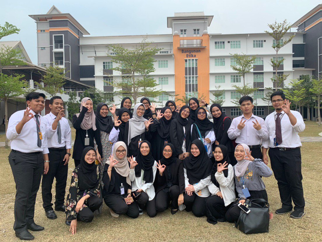 ysminnnx's tweet photo. - b4 start sem 2 selalu fikir yang I can’t survive sebab kena pindah class.... tapi dengan izin Dia, Alhamdulillah ; U1 is one of the best class i ever have. Thankyou sebab tak pernah penat layan bodoh aku, thankyou for everything, I’ll miss you guys so much!!!!💝 #orait🤪👌🏻 https://t.co/89ZMZFT6zD