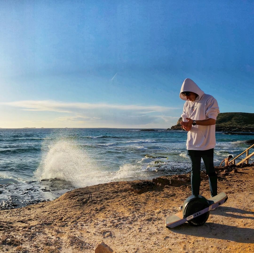 OnlytheJuice's tweet photo. Shhoting waves 🌊🌊🏄⚓️  >  @m.arcos.b 🔥 @onewheel

__
#designlovers #webdeveloper #digitalwork #graphicdesign #responsivedesign #marketing #portrait #clothing #onewheel #onewheelxr #onlythejuice #moodyportraits #iggers https://t.co/zy5OMhwysB