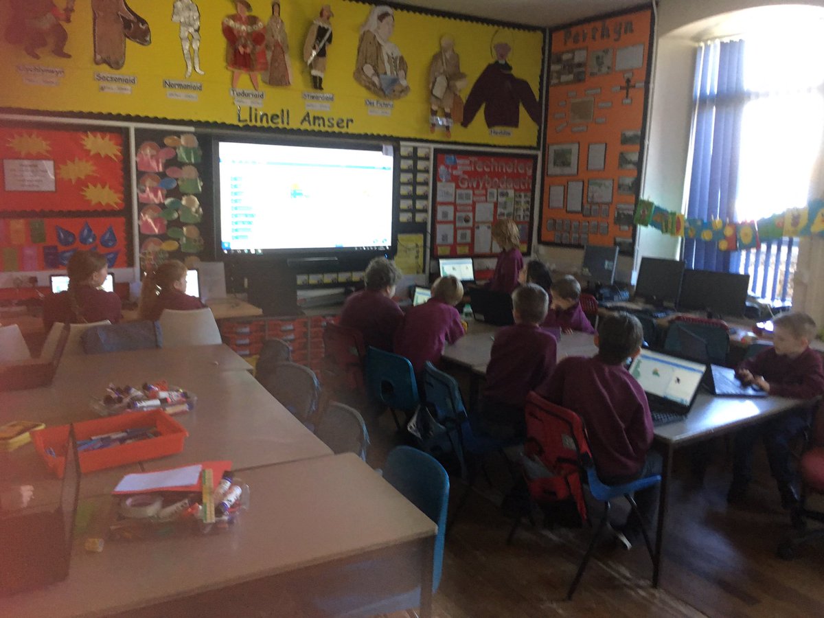 prif_ysgolbont's tweet photo. Plant Bl3/4 yn carl gwers codio gyda un o'i Dewiniaid Digidol. Yeras 3/4 having a coding lesson with one of their Digital Wizards #DewiniaidDigidol #JoioDysgu https://t.co/DYgPMttKlI