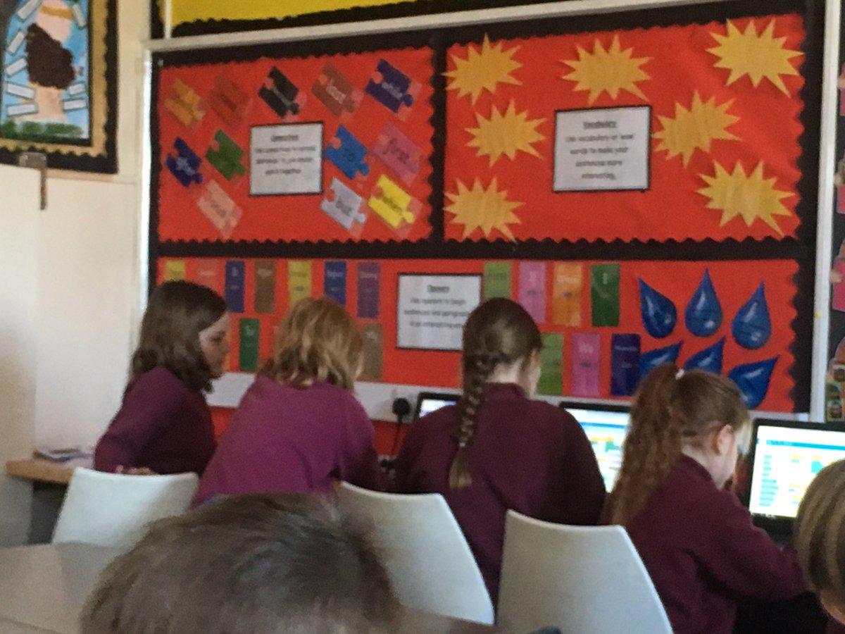 prif_ysgolbont's tweet photo. Plant Bl3/4 yn carl gwers codio gyda un o'i Dewiniaid Digidol. Yeras 3/4 having a coding lesson with one of their Digital Wizards #DewiniaidDigidol #JoioDysgu https://t.co/DYgPMttKlI