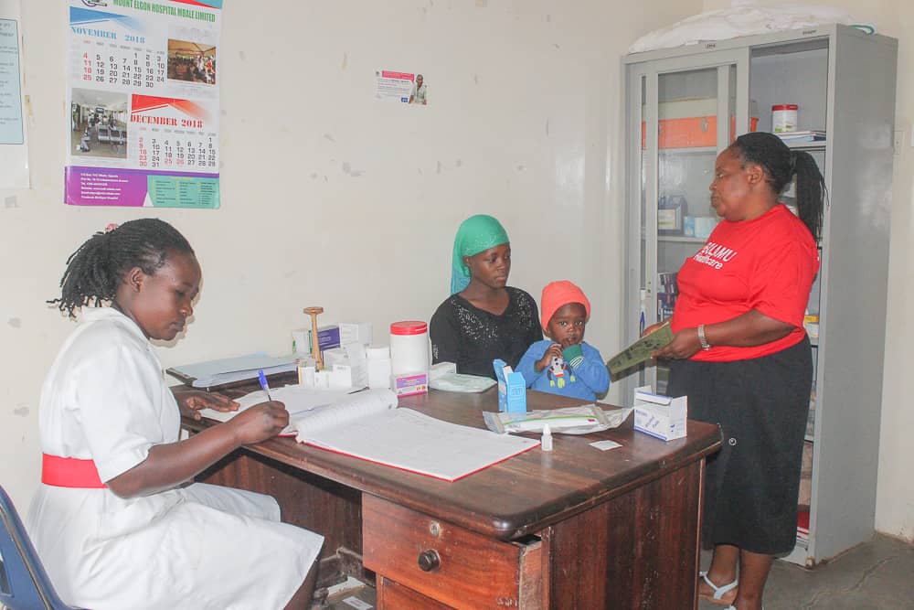JustineMusiime's tweet photo. Giving children a #GoodStart in life is one of the recommended actions for improving #HealthEquity. Immunisation is a service that gives children a #GoodStart in life. It is happening now at #KiruhuraMedicalCamp @HospitalRushere 
#ChildHealth #MaternalHealth
#PrimaryHealthCare https://t.co/eEh2AYBa0A