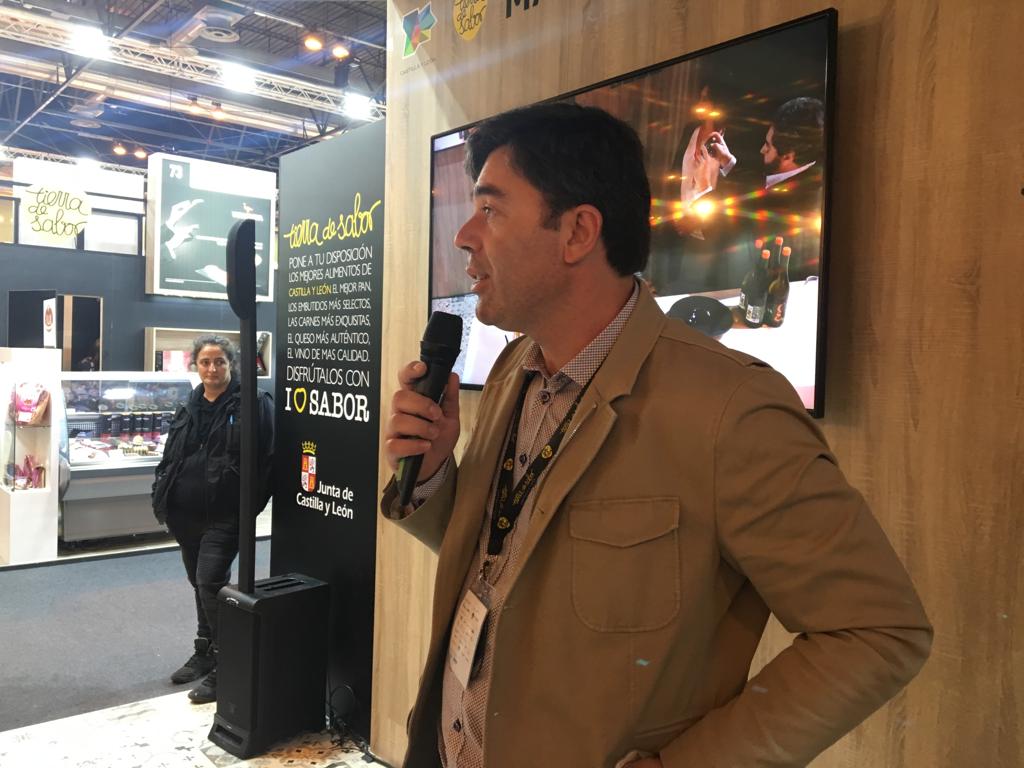 DOBierzo's tweet photo. 'Show cooking' dedicado a los #vinos del Bierzo en el stand @tierradesabor. Guillermo Tenoira, de @bodegatg, presenta su blanco godello maridado a la perfección con alubia plancheta junto al chef Alberto Rosado, del Rte. Montecarlo (#Ávila) y Eva del Río @alubiadebaneza #SG19 https://t.co/dI6ujZ9SJl