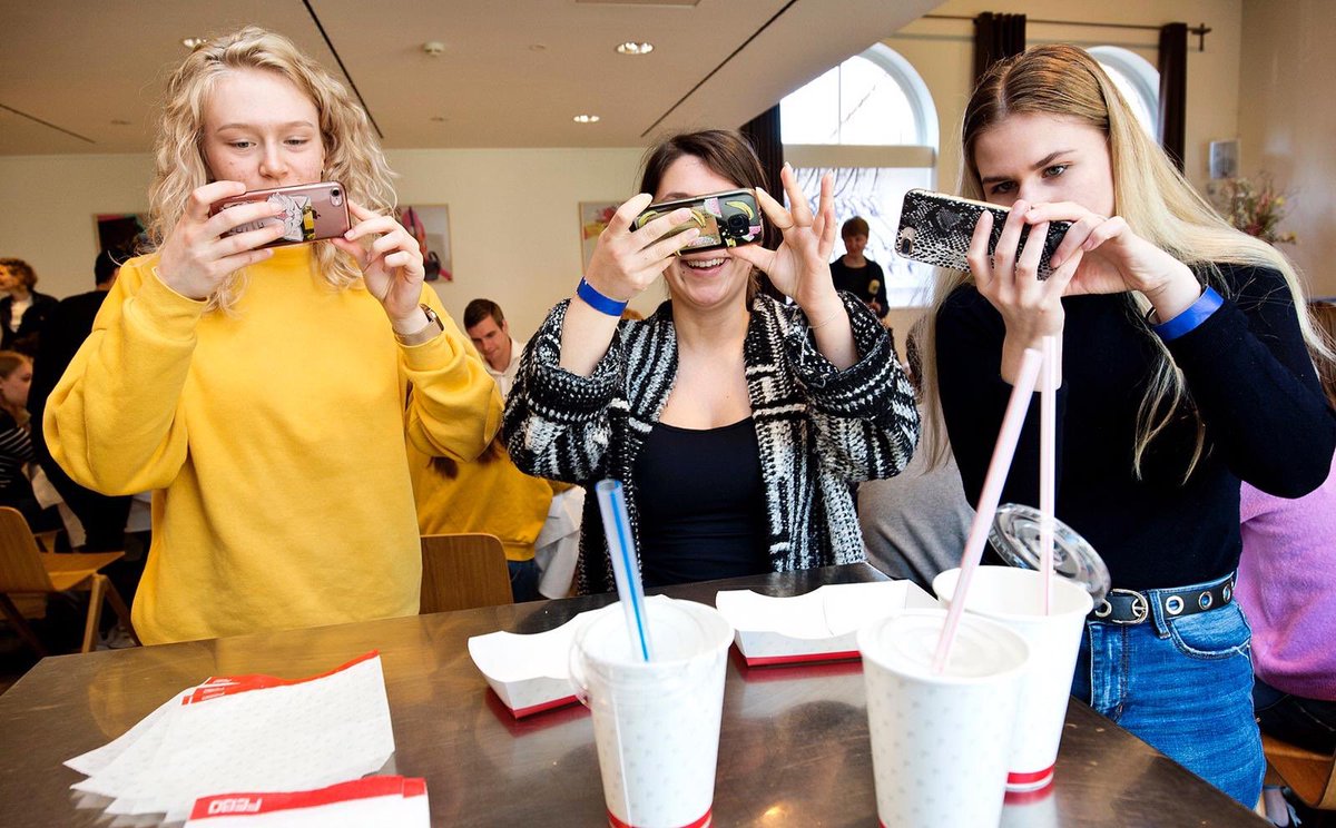 kidv_verpakken's tweet photo. Op naar de tweede fase van de #packathon2019. De studenten komen in deze fase tot twee conceptvoorstellen van nieuwe verpakkingsontwerpen gericht op het tegengaan van zwerfafval voor @FEBO_VERS. @nederlandschoon https://t.co/jVlMkBVjkS