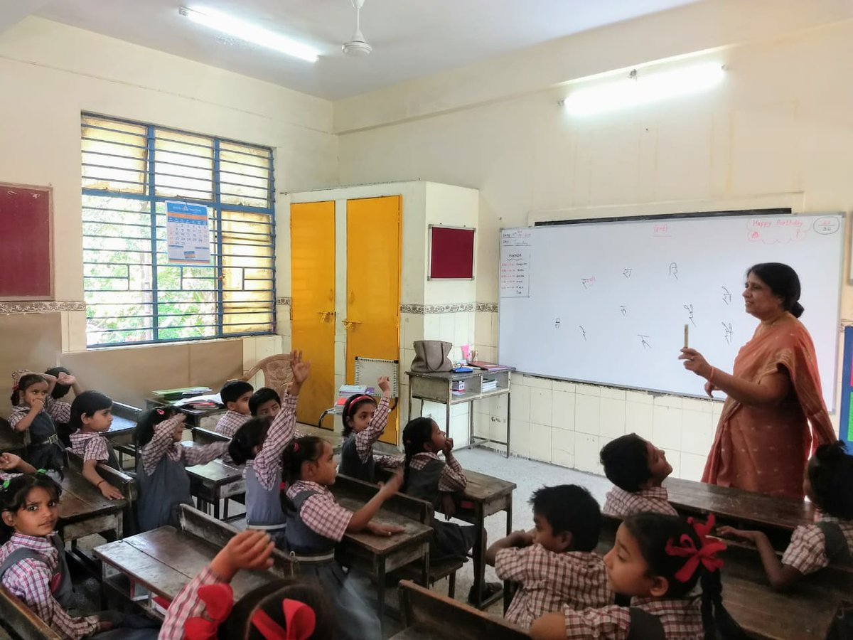 sefconnect's tweet image. Engaged classrooms aren&apos;t always about teachers asking good questions; they&apos;re also about encouraging children to ask good questions. 

Here&apos;s Kanchan Ma&apos;am doing just that!

#Pathtotransformation #QualityEducationforAll #EngagedClassrooms