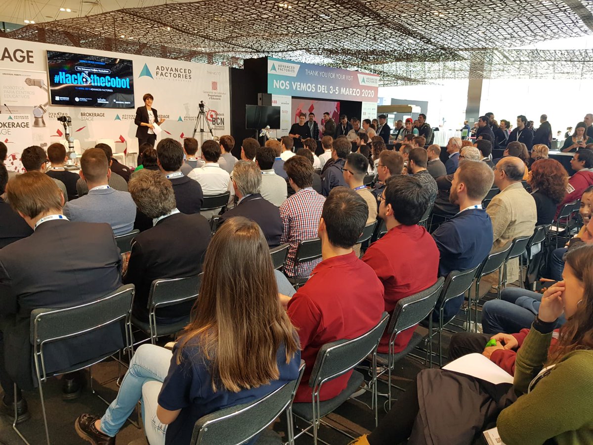 UR_Iberia's tweet photo. Los participantes de #HackTheCobot tendrán que superar 3 retos mediante un cobot para ensamblar un dispositivo móvil:
1- Comandar a un #cobot modelo UR3e mediante reconocimiento de voz y diálogo. https://t.co/2c7bTECr3g