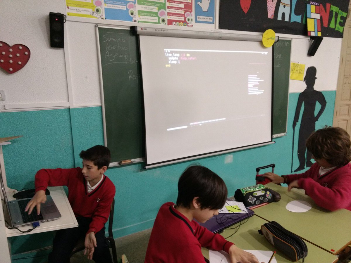 BC_FEyE's tweet photo. Programación y música en 5°C mientras preparamos nuestros huevos de Pascua! 🎶💻#colegios_feye #BC_FEyE https://t.co/qoDIae9N3y