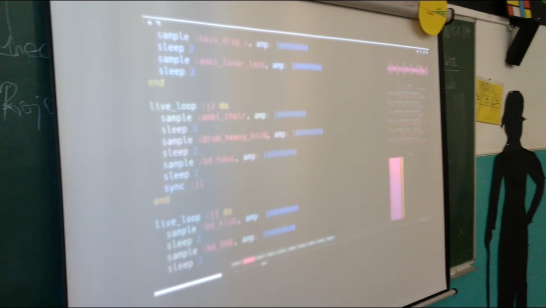 BC_FEyE's tweet photo. Programación y música en 5°C mientras preparamos nuestros huevos de Pascua! 🎶💻#colegios_feye #BC_FEyE https://t.co/qoDIae9N3y