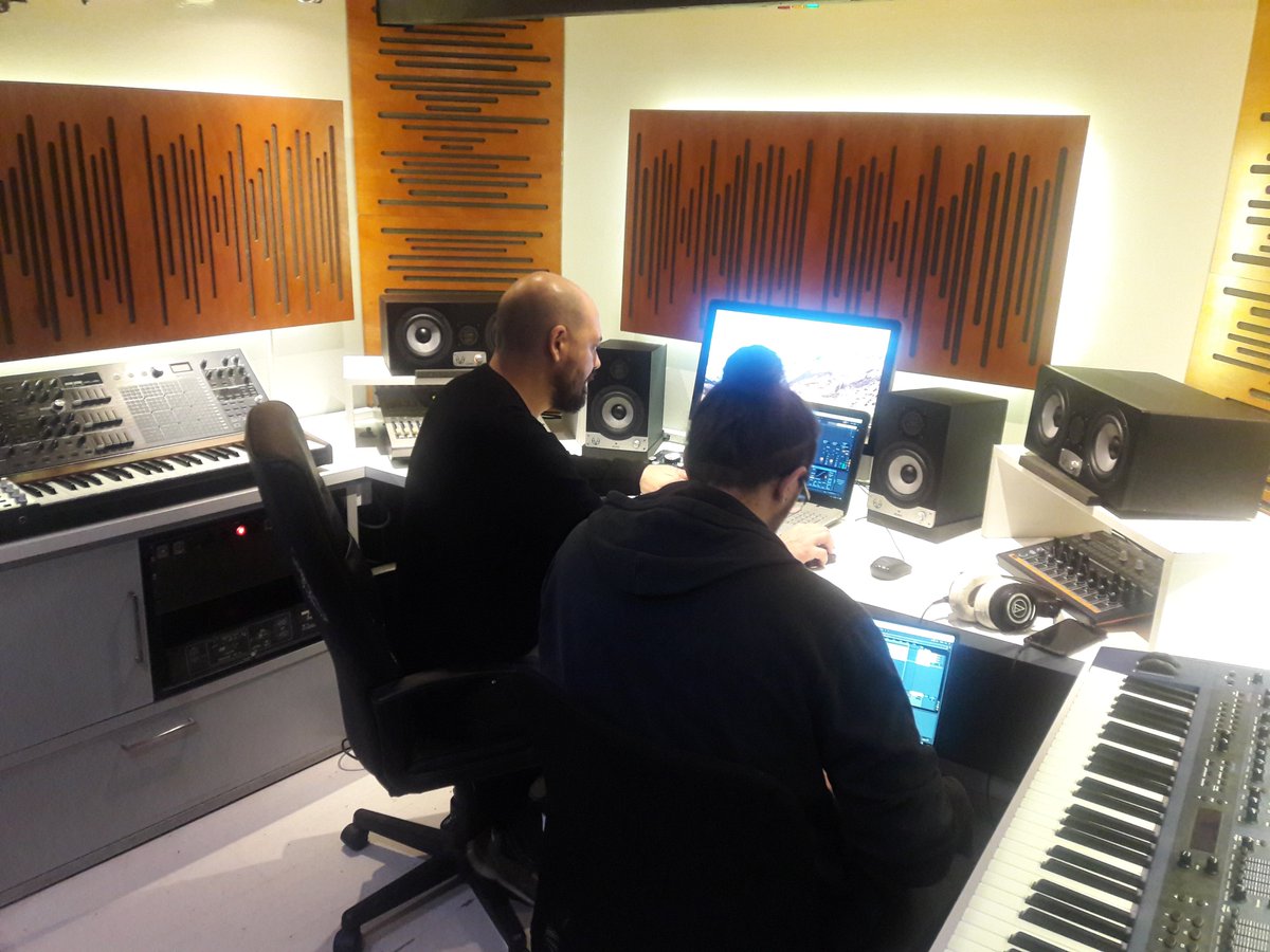 Plastic Academia tweet media