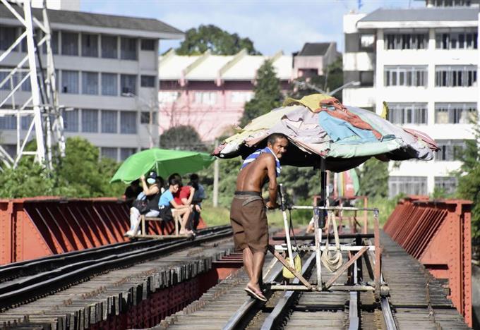 産経ニュース V Twitter 違法トロッコ快走 客運ぶ 渋滞のマニラで活躍 T Co Vfxyehwdkf 渋滞する道路脇の 線路を手押しの乗り合いトロッコが客を乗せて快走 正規 の列車が通り過ぎると 脇の空き地から木と竹でできたトロッコを持ち運び線路にセット