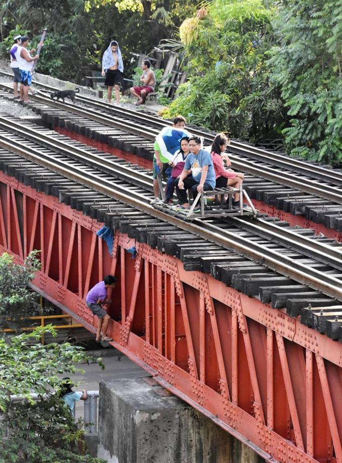 産経ニュース V Twitter 違法トロッコ快走 客運ぶ 渋滞のマニラで活躍 T Co Vfxyehwdkf 渋滞する道路脇の 線路を手押しの乗り合いトロッコが客を乗せて快走 正規 の列車が通り過ぎると 脇の空き地から木と竹でできたトロッコを持ち運び線路にセット