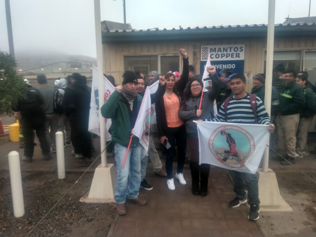 ConfeCobre's tweet photo. Hoy es 11 de abril, día del #ParoActivo convocado por la @Cutchile. EN ESTE MOMENTO... #Fesamav, brazo orgánico de la #CTC en el territorio, realiza asamblea en división MantoVerde 💪 https://t.co/PnsfQr4dWq