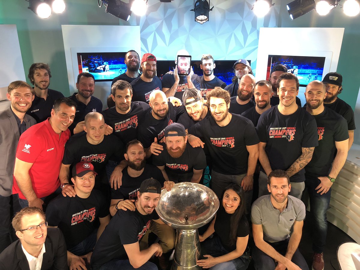 teleGrenoble's tweet photo. Événement spécial, émission spéciale ! @teleGrenoble casse sa grille pour les @bruleursdeloups 🏆🐺🔥🇫🇷 ! Retrouvez nos champions de @LigueMagnus à 18h15 et 20h15 sur notre antenne. 📺 #BDLNATION https://t.co/qM1IAm6HDW