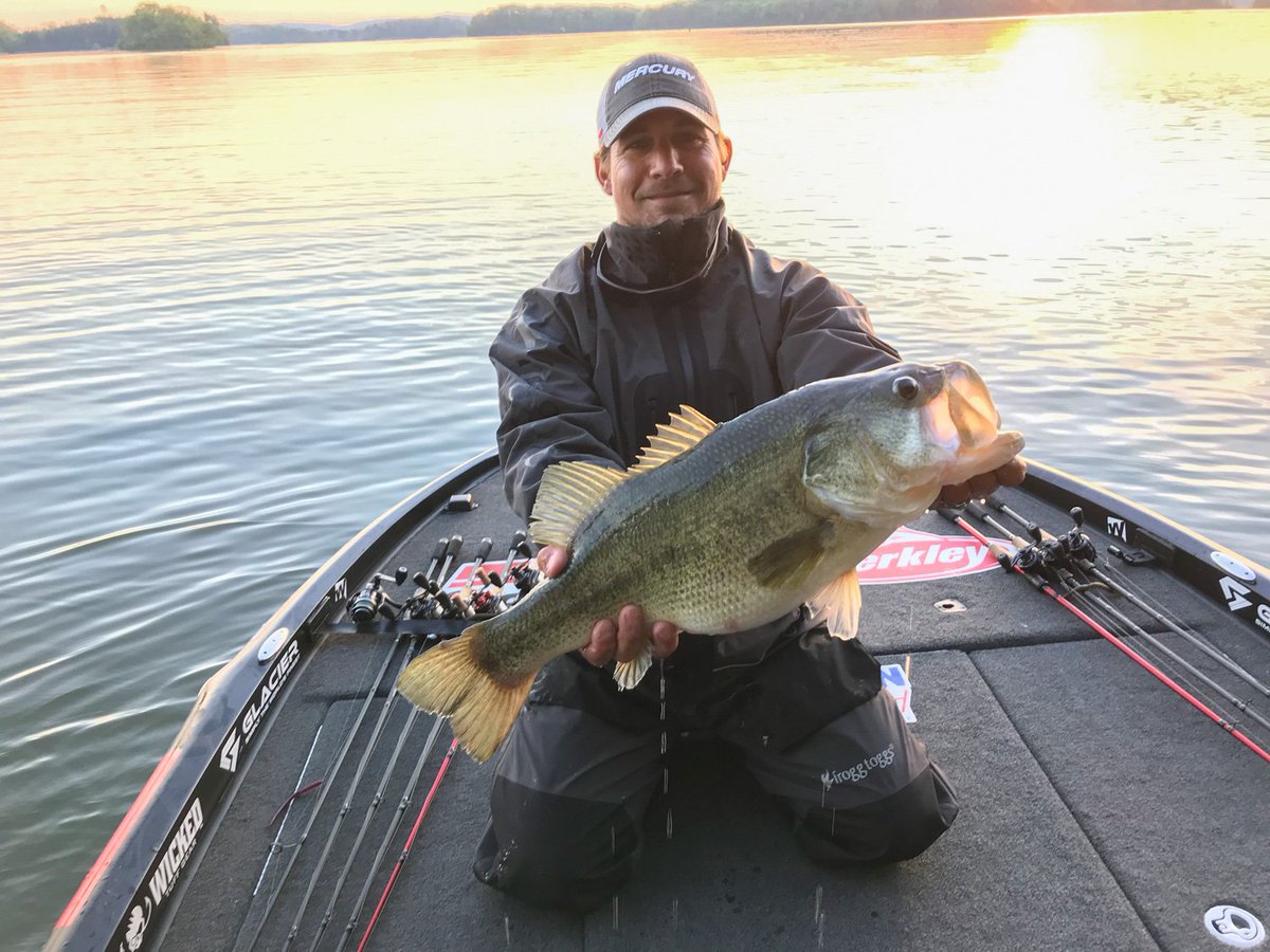 What a start for Keith Poche! Right off the bat, Poche lands a 7-8 to move him into 3rd place! <a href="/keithpoche/">Keith Poche</a>