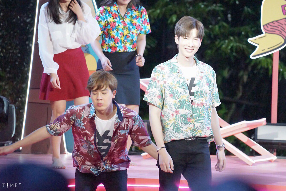 TimezZone's tweet photo. ท่าไม่ยากก็คือไม่ใช่ต้นน้ำ ส่วนพิโจก็คือลงมาแบบหล่อๆเลยคับ 💛 @tonnaaam @kavinpat_t #Tonnaaam #kavinkvp #EmSummerRepublicxKissBoysTH https://t.co/v6r9bns6Ry