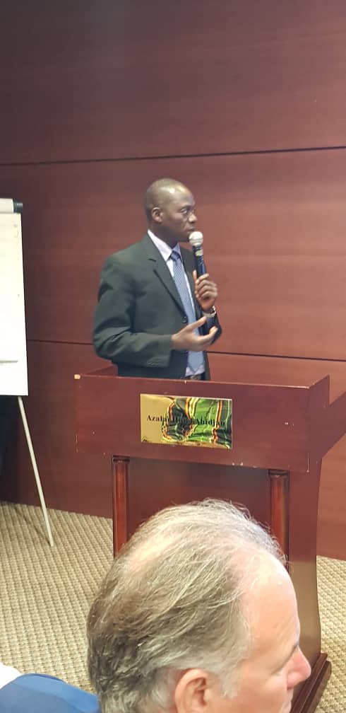 AudreyWamba's tweet photo. Dr Zakary BAMBA du Groupement des Producteurs des Mines Artisanales de Côte d'Ivoire (GPMACI) présente le cadre légal minier en Côte d'Ivoire et le dispositif de promotion des actions sociales. Accent mis sur les difficultés de financement des mines locales.#rsocotedivoire ,#RSE https://t.co/Yc5vjCHVJe