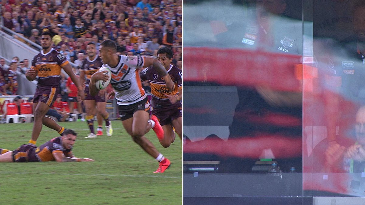 JohnDean_'s tweet photo. I love how Michael Maguire rides every footstep of Michael Chee Kam's run to the tryline. #NRLBroncosTigers https://t.co/CpWn5k2ILv