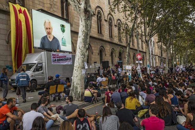 Julian Assange, que va mostrar la seva solidaritat amb el referèndum de l'1-O participant a una videoconferència en el marc de la #caputxinada2017, ha estat detingut a l'ambaixada de l'Equador de Londres on ha viscut asilat els últims 7 anys.

#FreeAssange