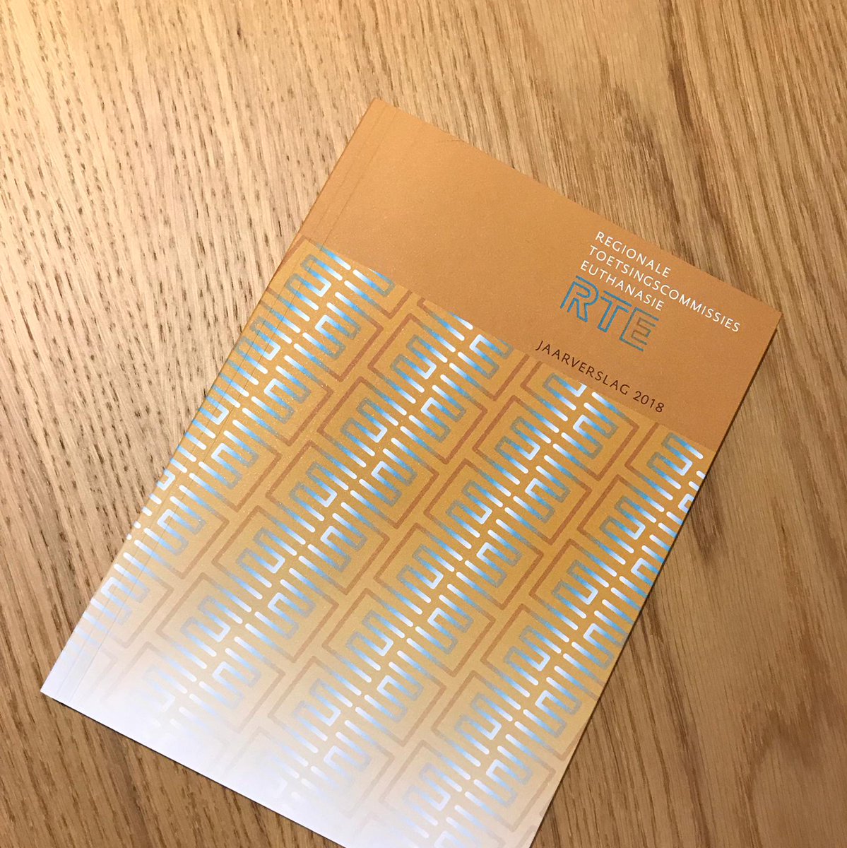 Uit handen van Jakob Kohnstamm ontving ik het jaarverslag van <a href="/euthanasiecomm/">Toetsingscommissies</a>. Het verslag bevestigt dat we in NL een zorgvuldige euthanasiepraktijk hebben, gelukkig hoeft er slechts een beperkt aantal zaken te worden voorgelegd aan <a href="/het_OM/">Openbaar Ministerie</a> of <a href="/IGJnl/">Inspectie Gezondheidszorg en Jeugd</a>. 
👉 tweedekamer.nl/kamerstukken/b…