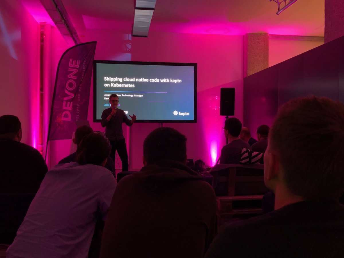 jetzlstorfer's tweet image. .⁦@braeuer_j⁩ giving insights into the ⁦@keptnProject⁩ at #DevOneConf join him in the chalk talk corner to learn more