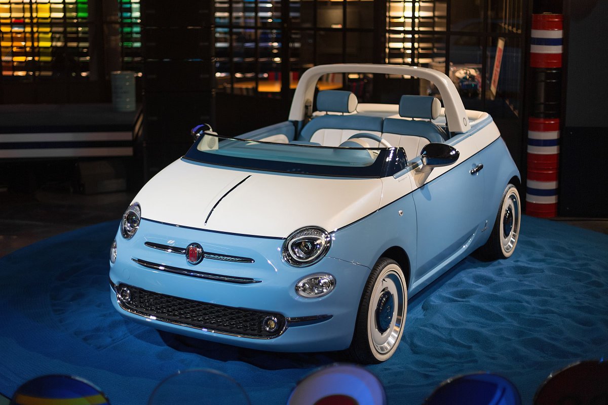 Holly Willoughby dressed as Fiat 500s - a thread.   #Fiat  #Fiat500  #HollyWilloughby  @FIAT_UK  @hollywills