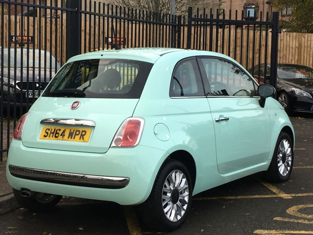 Holly Willoughby dressed as Fiat 500s - a thread.   #Fiat  #Fiat500  #HollyWilloughby  @FIAT_UK  @hollywills