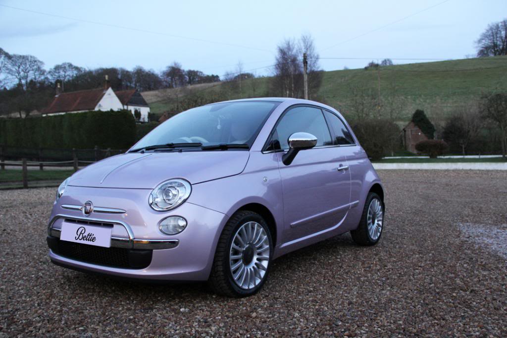 Holly Willoughby dressed as Fiat 500s - a thread.   #Fiat  #Fiat500  #HollyWilloughby  @FIAT_UK  @hollywills