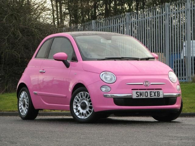 Holly Willoughby dressed as Fiat 500s - a thread.   #Fiat  #Fiat500  #HollyWilloughby  @FIAT_UK  @hollywills