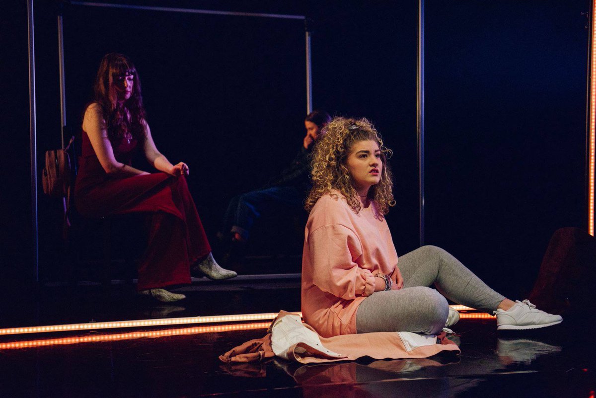 TheatrCymru's tweet photo. Ni ffaelu cweit credu taw fory fydd perfformiadau olaf #MerchedCaerdydd #NosSadwrnoHyd. O! Na byddai’n Nos Sadwrn o Hyd? 😉
@YGanolfan
Heno a fory
7pm
https://t.co/h94NbY0tG8 https://t.co/XuC5fTejgI