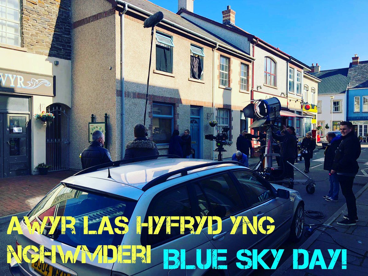 pobolycwm's tweet image. #roathlockstudios #bbccymruwales #s4c #tvcrew #setlife🎥 #setlife #setlight #bluesky #blueskyday #welshfilm #pobolycwm #happythursday