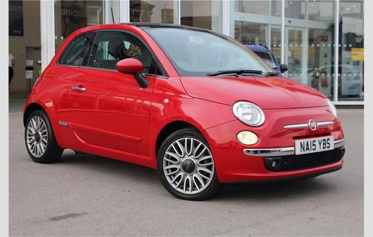 Holly Willoughby dressed as Fiat 500s - a thread.   #Fiat  #Fiat500  #HollyWilloughby  @FIAT_UK  @hollywills