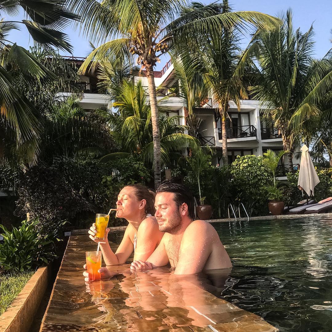 Whilst the views from the pool are magical, sometimes it's wise to close your eyes, take a sip on your cocktail, and feel the warm beat of the sunshine on your face 😍