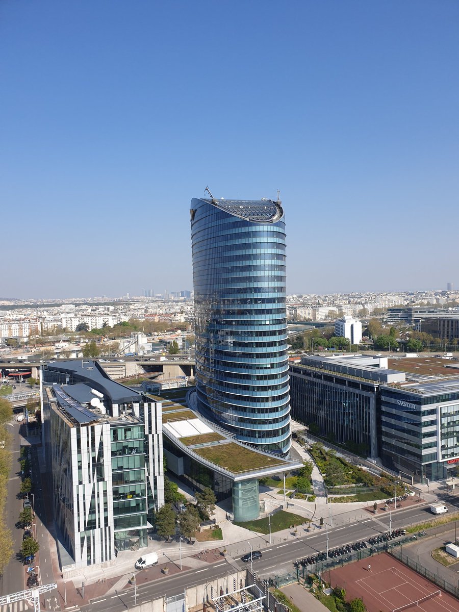 Pierre_Auberger's tweet image. Le siège du Groupe @Accor à @Issylesmoul vu du ciel. Une réalisation @Bouygues_Immo #IssyGrid @vpetitbon