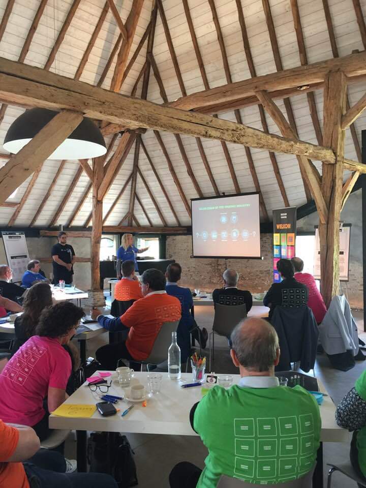 Het mini hackathon event loopt. Goede opkomst. Inspirerend verhaal om op een andere manier naar je onderneming te kijken.