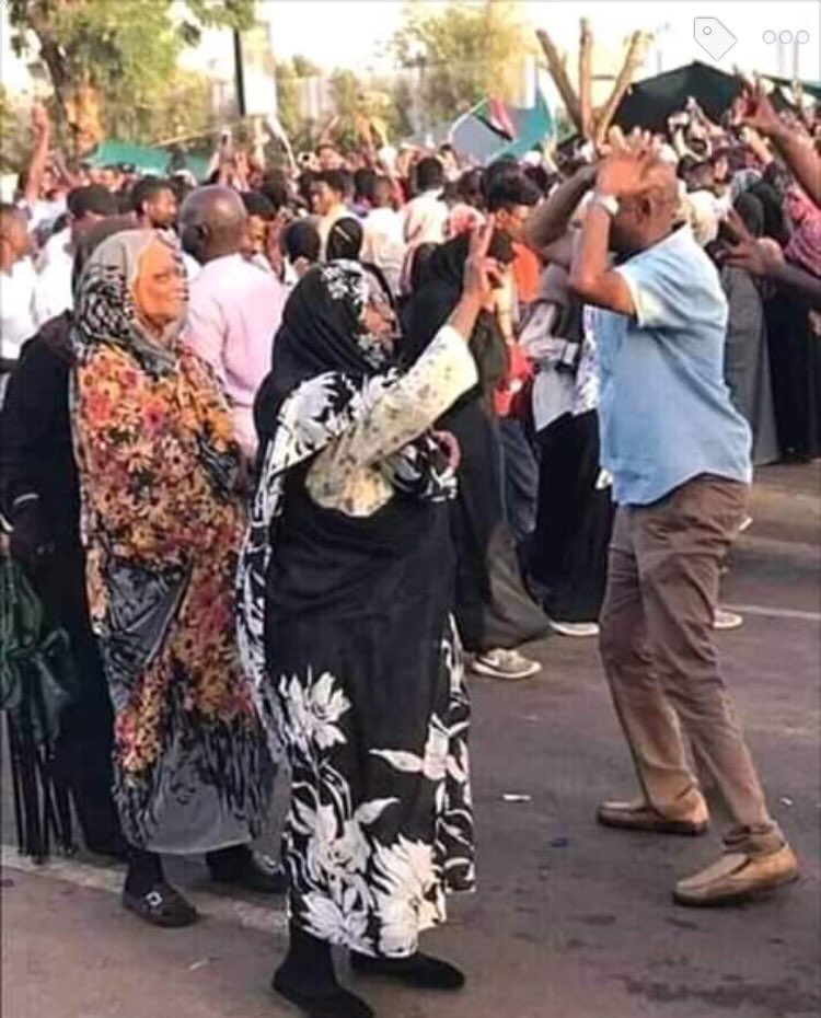 houno6's tweet photo. Exceptionnelle admiration et profond respect à la femme soudanaise qui su montrer à la face du monde qu’elle est la mère de cette nation. 
       Vive la révolte populaire https://t.co/gXEfbkzp4C