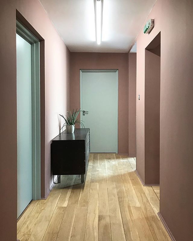 Style_by_Lucy's tweet photo. Shooting in the lovely @jetstudios today! Love this calming colour combo in the entrance hallway. #interiorstyling #interiorstylist #studiolocation #palepink https://t.co/XI11BykDIg https://t.co/Xvxf1L6PNe