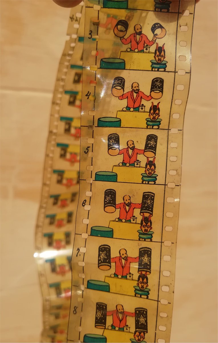 Here is one of our little treasure👑: a litograph (chromolithography) which recopies the movie "une séance de prestidigitation" from Georges Méliès shot in 1896. This movie, never found, is the number 2 in the Star Films catalogue.
©Private collection P.Méliès. <a href="/gmeliesproject/">The Georges Méliès project</a>