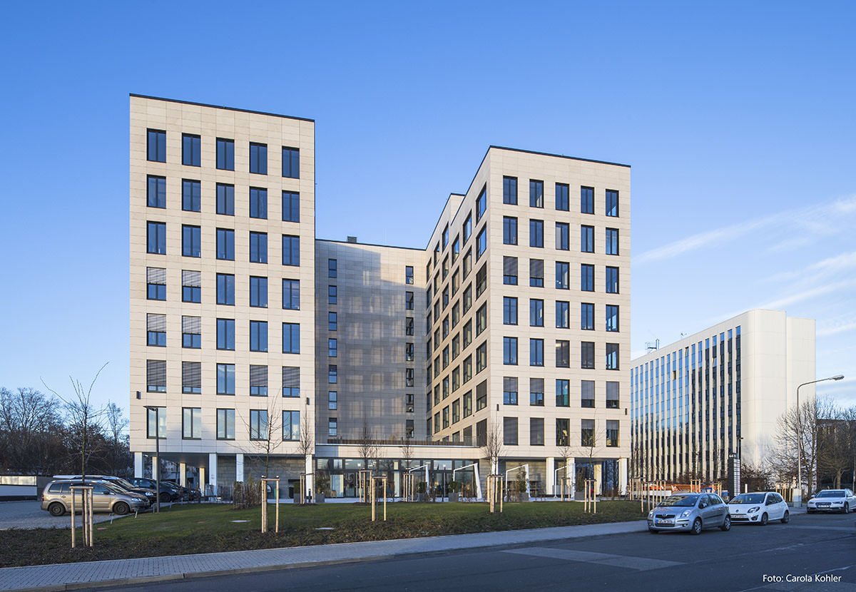 Seit April hat die You Logic AG ihren Sitz im neuen Bürohaus „TWO The Wiesbaden Office“ in der Abraham-Lincoln-Straße 44 in Wiesbaden.
Die zeitgemäße und durchdachte Büroarchitektur, schafft den Raum für unsere Anforderungen – for better IT performance.