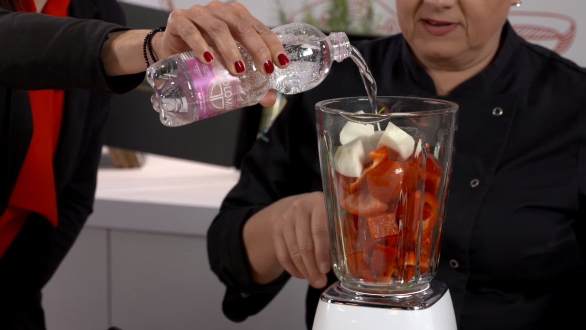 AcquaDolomia's tweet photo. 👩🍳 ZUPPA FREDDA DI VERDURE 🎥
L'#acqua è un elemento essenziale anche in #cucina: è un vero e proprio ingrediente!
🎬 È online la nuova puntata girata negli studi di #CookAcademy #TV con #Chef Cristina Lunardini
💧https://t.co/yaLfU5IAia https://t.co/IL4RxdqPAt