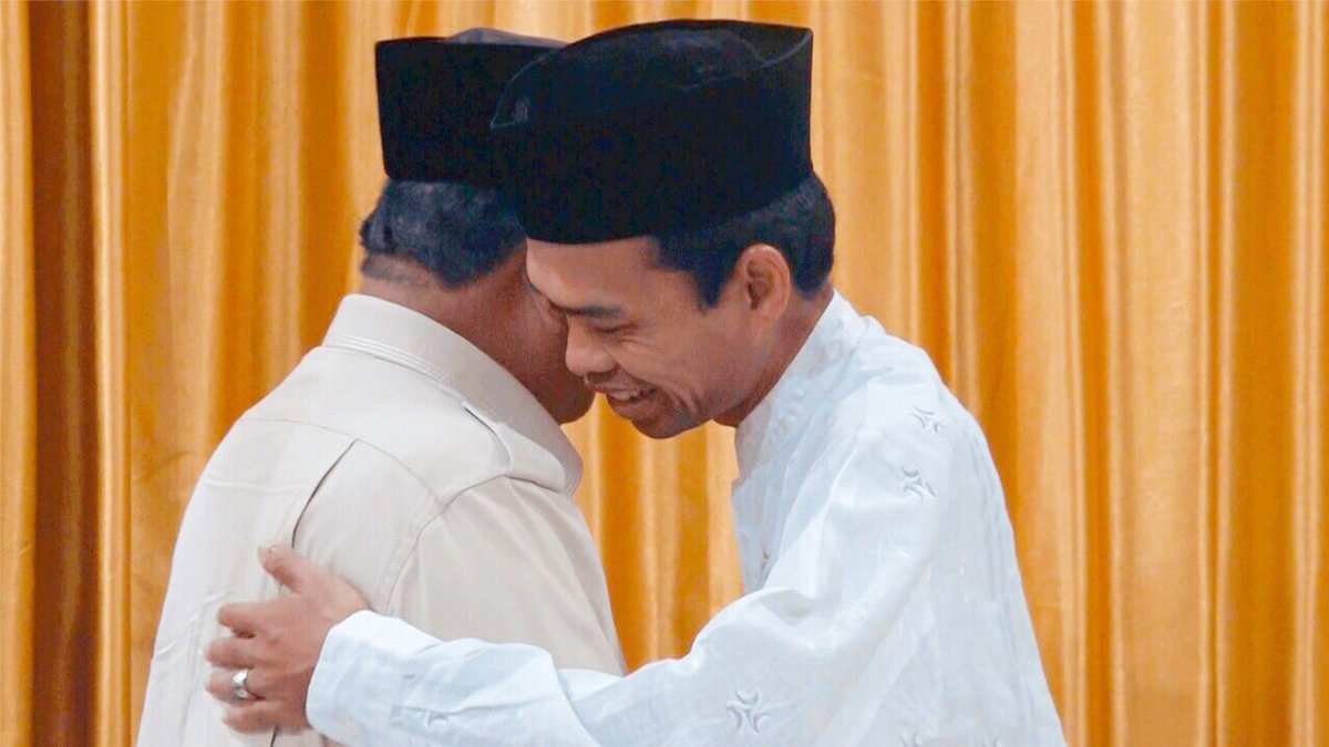 ArieKuntung's tweet photo. PILIHAN MANUT GURU AH
Ustadz jelas pernyataannya di tvone
Alhamdulillah beliau juga juga mendambakan “Indonesia menang”
Fix jelas 02 takbiiir https://t.co/aDADRnlxDl