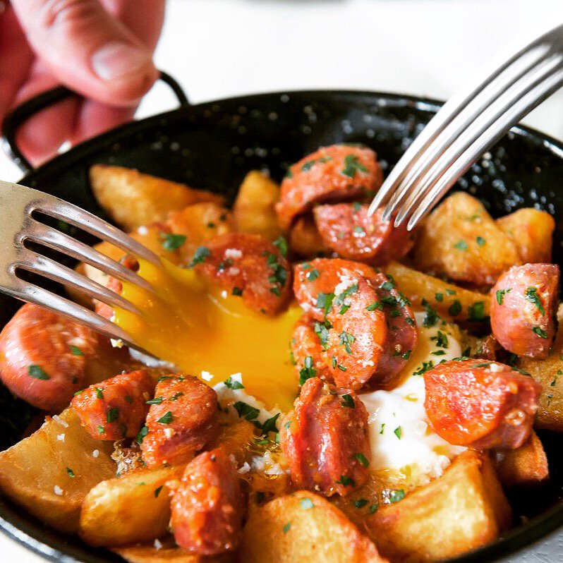 A comforting and warming dish 🥔🍳 for those still cold spring nights in London.
To share, or have oneself..
 .
 .
 .
#potatoe #chorizo #friedegg #spring #comfortfood #trangallán #londonrestaurants #london #hackney #N16 #eatlocal #restaurnt #spanishfood #galician #galicianfood
