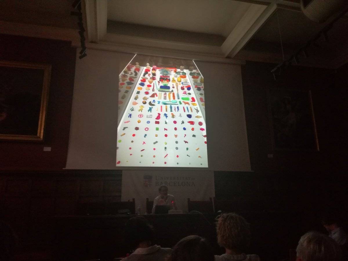 IBB_botanic's tweet photo. A les 17:30 ha tingut lloc la conferència de Joan Fontcuberta "Art i Wunderkamme" amb l'assistència de les participants d'#HerbArt. Ens ha mostrat com en la seva obra ha tractat, entre d'altres temes, la contaminació i el món natural. https://t.co/KFvKRWEYPF