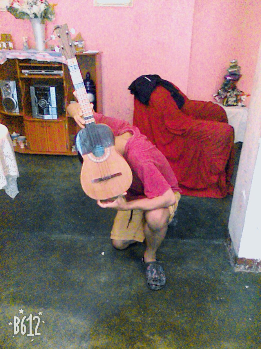 JohnnyJEGD's tweet photo. Venezuelan musician. #VenezuelanArtists #VzlaCuatro  #VenezuelanMusicians #VenezuelanRocker #plasticartist #IndianInVenezuela #ClayArtists #ModernArtists #CuatroPlayers #CuatristasVenezolanos #VenezuelanMusic #4StringGuitar #VenezuelanFolkRock #FunkStyle #TheJazzMusician https://t.co/TXcRUerCWJ