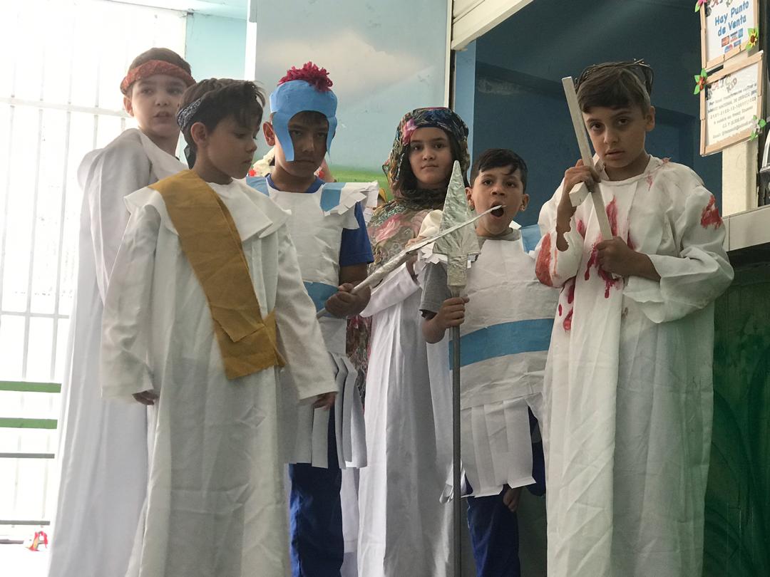 CRAjuanito's tweet photo. Acompañados de la profe Zoraida de religión y la coordinadora de actividades culturales Silania, nuestros chicos de 4to grado realizan una representación de la pasión, muerte y resurrección de Jesús en el viacrucis acercándose la Semana Santa @colegiojuan23 @sedejuanito https://t.co/MA17FVzjbo