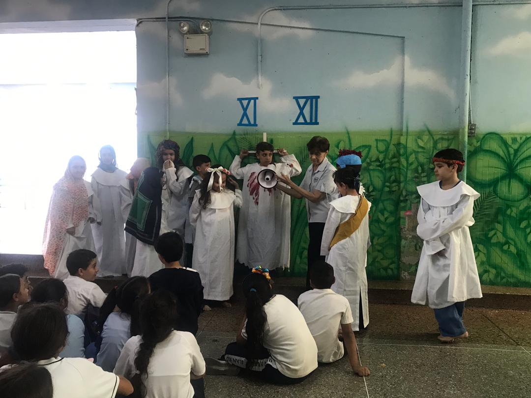 CRAjuanito's tweet photo. Acompañados de la profe Zoraida de religión y la coordinadora de actividades culturales Silania, nuestros chicos de 4to grado realizan una representación de la pasión, muerte y resurrección de Jesús en el viacrucis acercándose la Semana Santa @colegiojuan23 @sedejuanito https://t.co/MA17FVzjbo